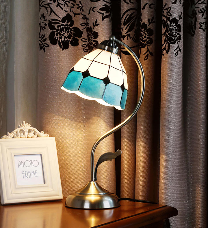 Elegant Blomster Bordlampe i Hvid og Blå med Guld Finish