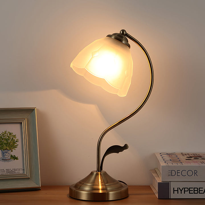 Elegant Blomster Bordlampe i Hvid og Blå med Guld Finish