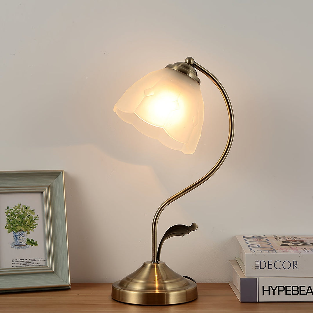 Elegant Blomster Bordlampe i Hvid og Blå med Guld Finish