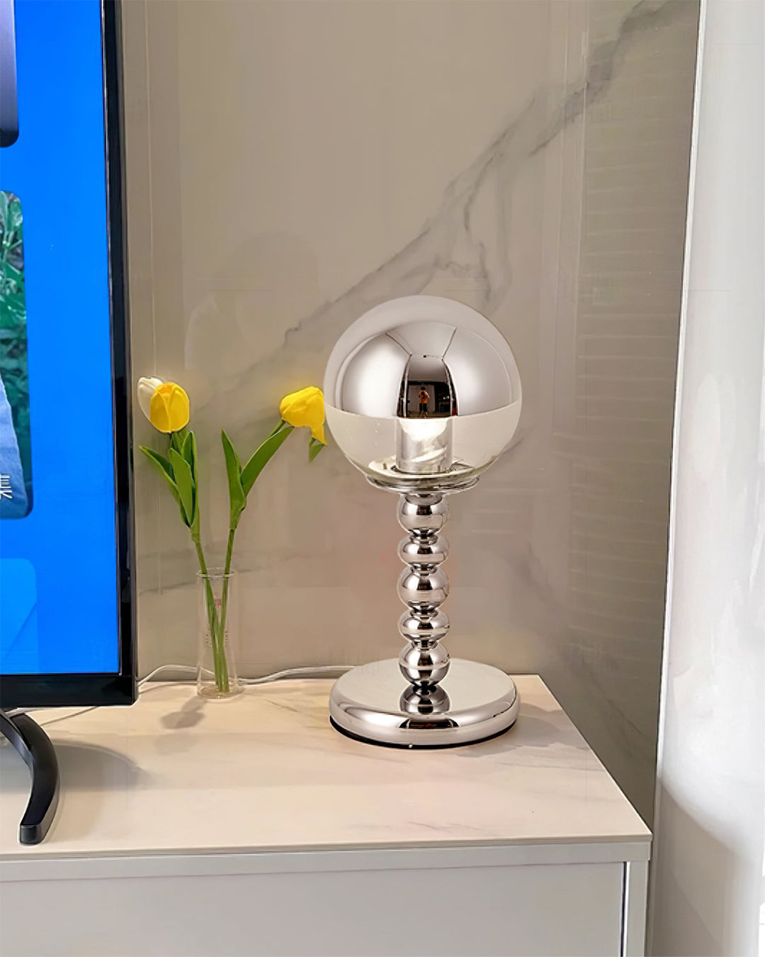 Minimalistisk Chrome Bordlampe med Transparent Glas Skærm