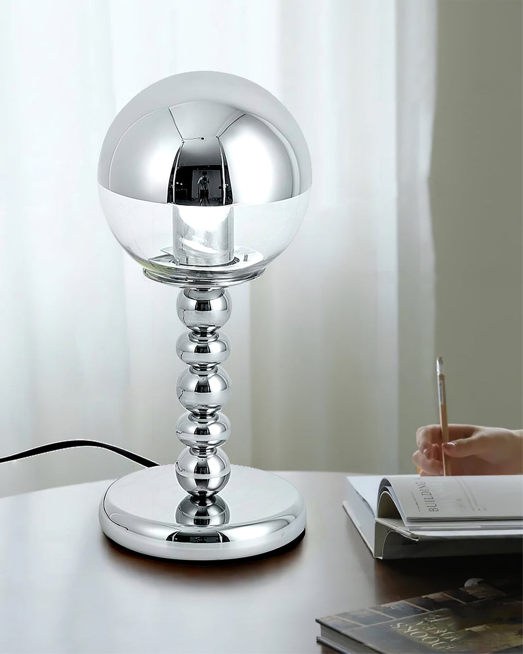 Minimalistisk Chrome Bordlampe med Transparent Glas Skærm