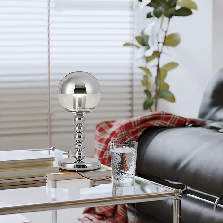 Minimalistisk Chrome Bordlampe med Transparent Glas Skærm