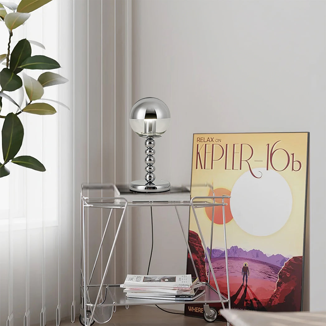Minimalistisk Chrome Bordlampe med Transparent Glas Skærm