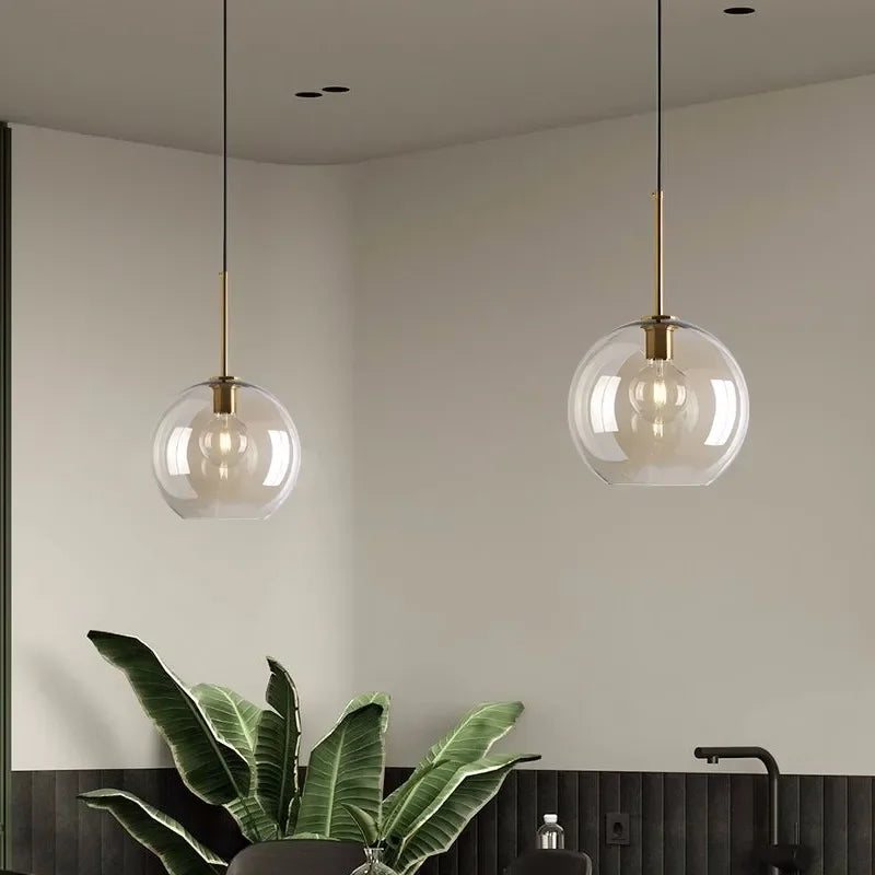 Skandinavisk Pendellampe med Varmt Lys og Minimalistisk Design