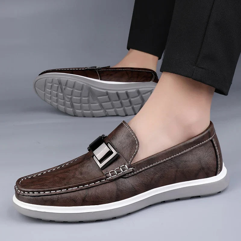 Mokasin i Læder med Metalspænde og Plateau-sål