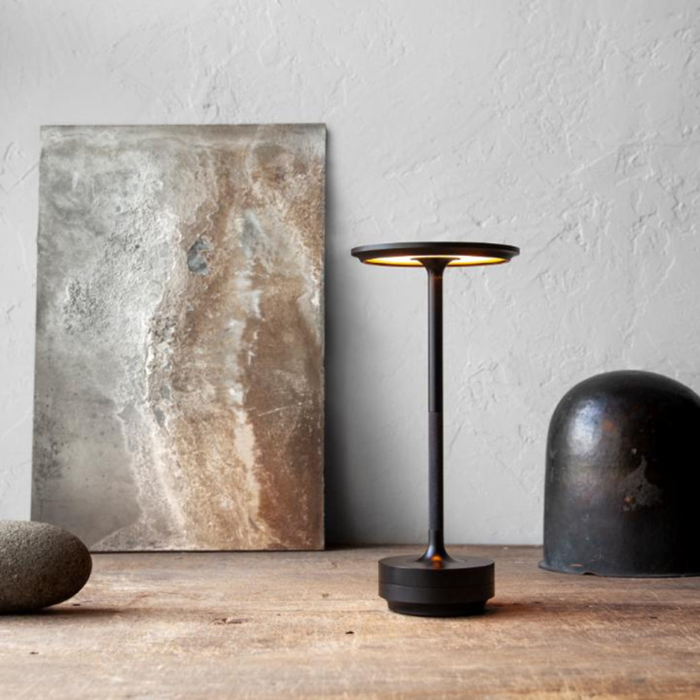 Genopladelig Trådløs Bordlampe med Dæmpbare Berøringskontroller og Justerbar Lysstyrke