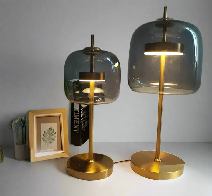 Moderne Bordlampe i Plastik og Metal med Varmt Lys