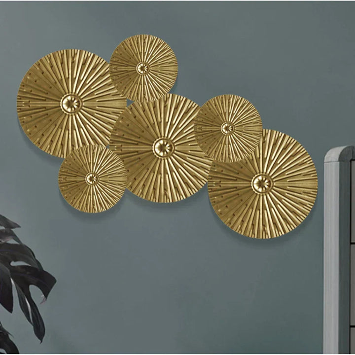 Rundt Metal Vægophæng i Guld med Nordisk Design