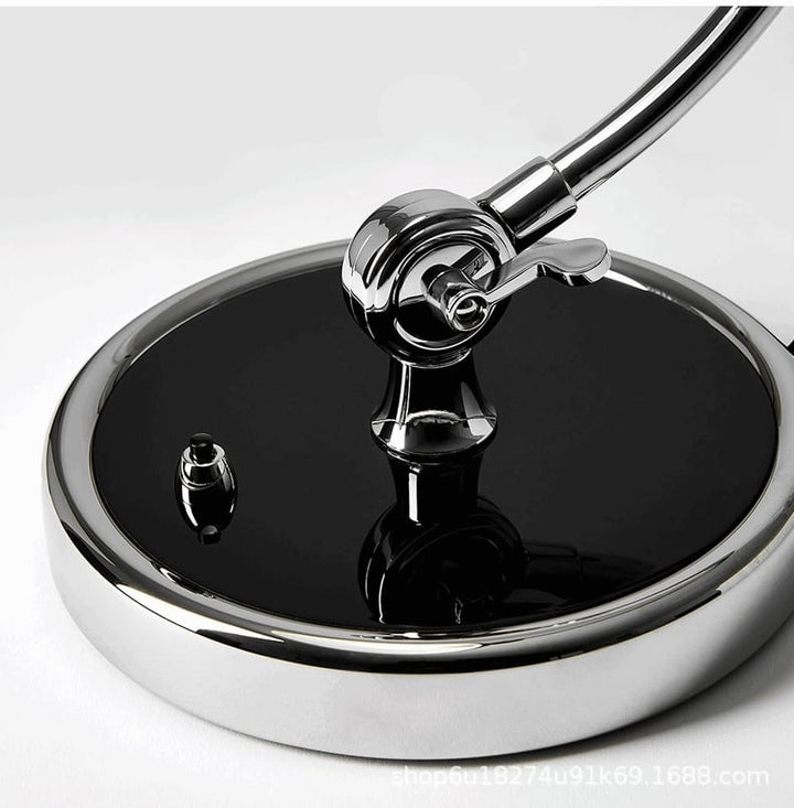 Bauhaus Metal Bordlampe i Minimalistisk Design