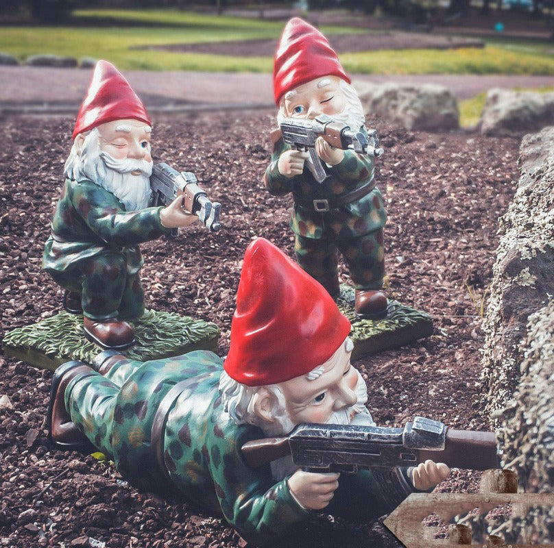 Militær Gnomestatue med Camouflage og AK47 til Haven