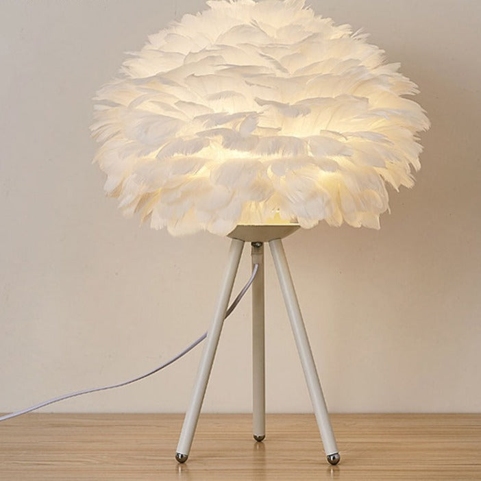 Elegant Fjer Bordlampe med Guld Accenter