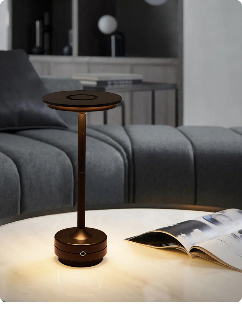 Chic LED Bordlampe i Sort, Guld eller Sølv