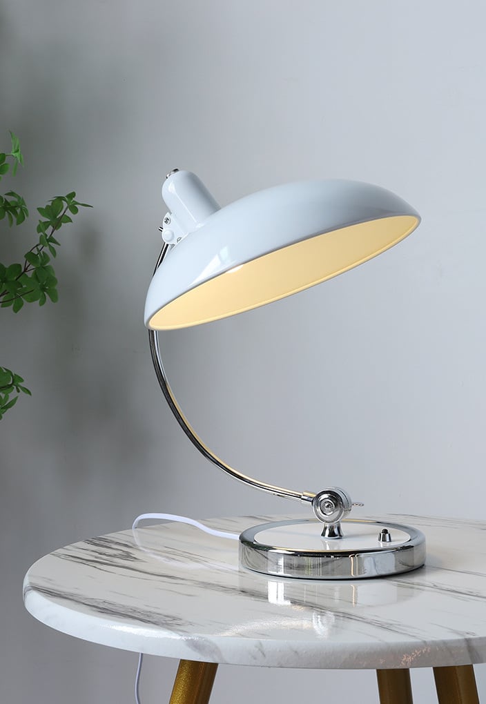 Bauhaus Metal Bordlampe i Minimalistisk Design