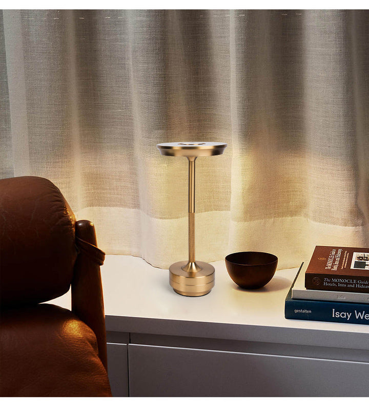 Chic LED Bordlampe i Sort, Guld eller Sølv