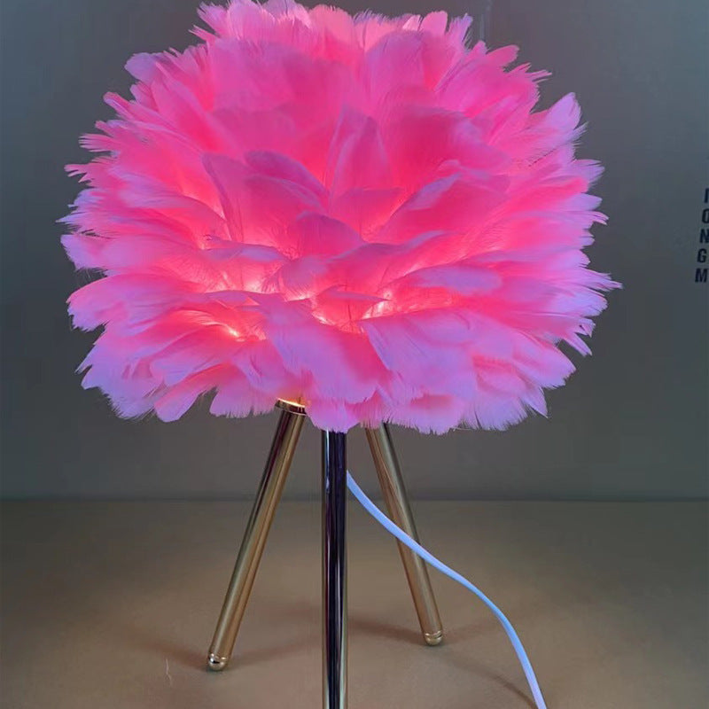 Elegant Fjer Bordlampe med Guld Accenter