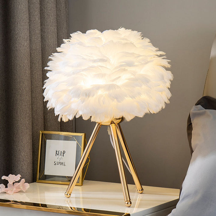 Elegant Fjer Bordlampe med Guld Accenter