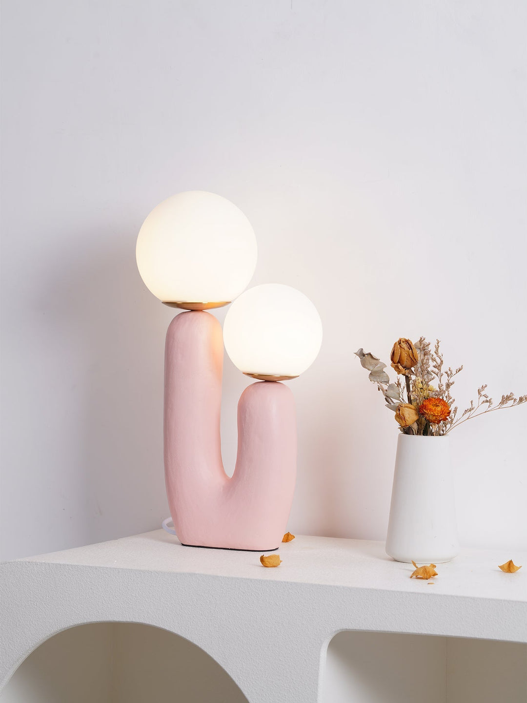 Moderne Bordlampe i Resin og Glas med Naturlige Detaljer