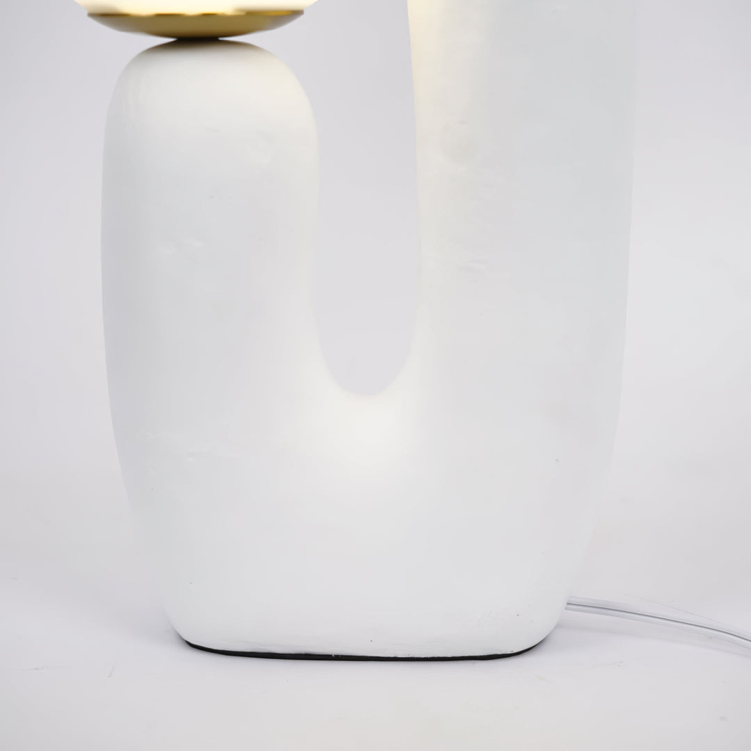 Moderne Bordlampe i Resin og Glas med Naturlige Detaljer
