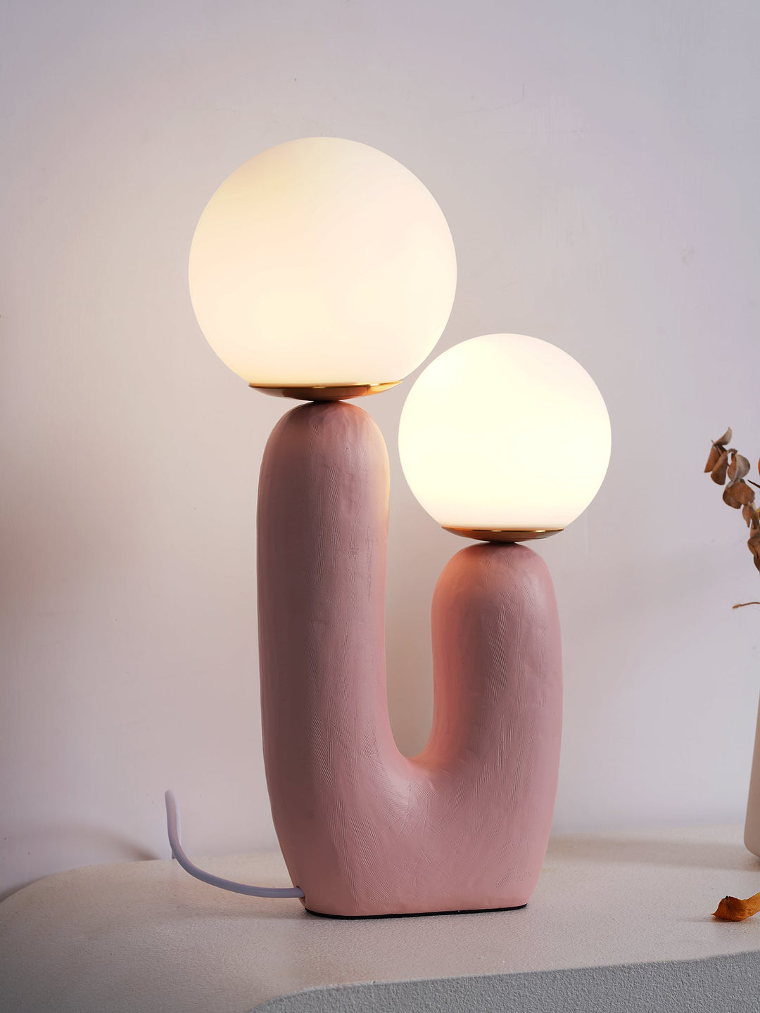 Moderne Bordlampe i Resin og Glas med Naturlige Detaljer