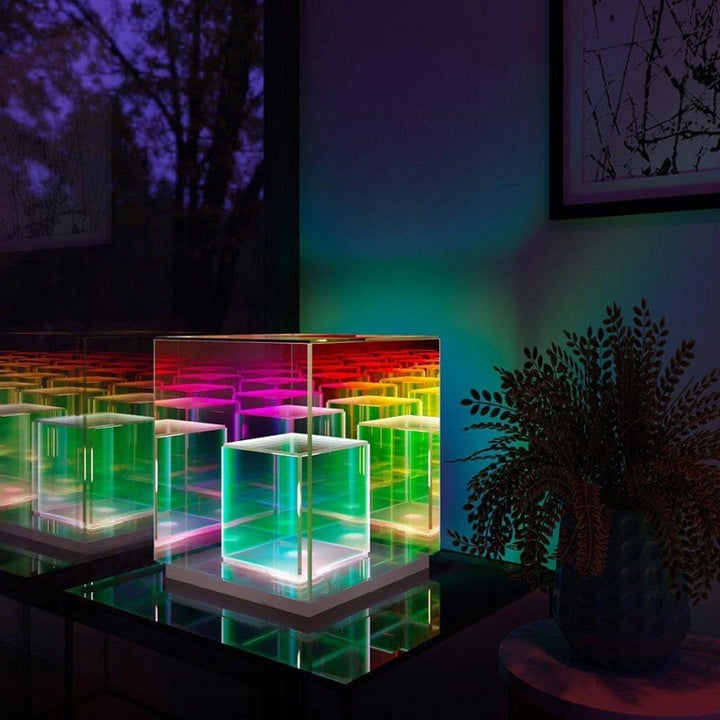 Moderne RGB Kubus Bordlampe i Hærdet Akryl