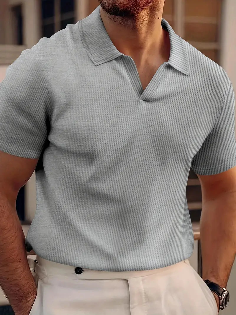 Poloshirt til mænd med V-udskæring og vaffelstrik