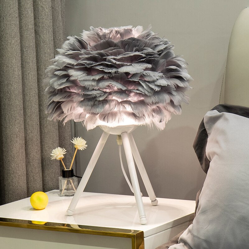Elegant Bordlampe med Struds Fjer til Natbord