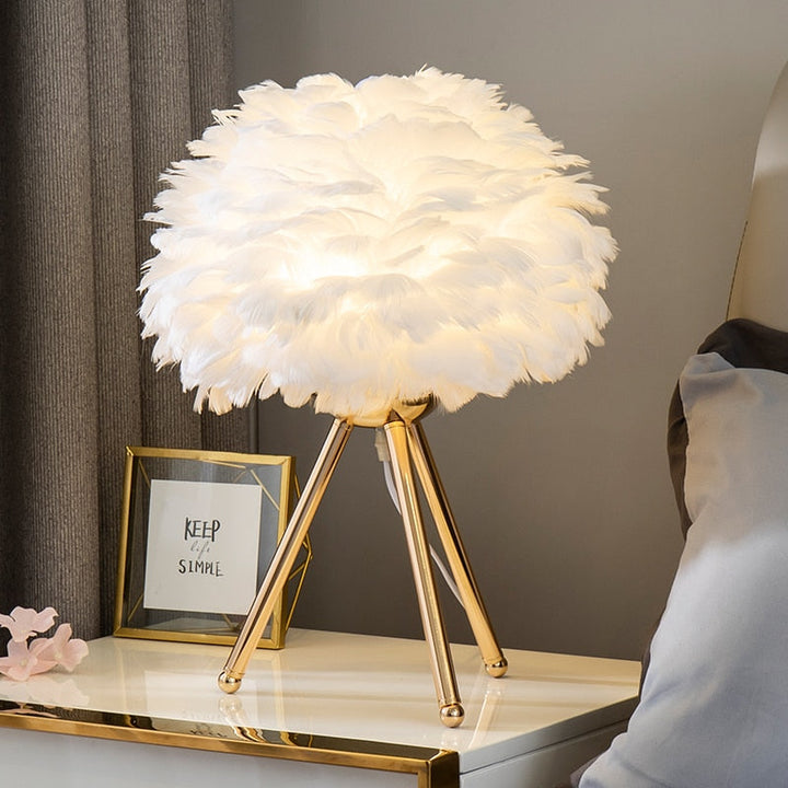 Elegant Bordlampe med Struds Fjer til Natbord
