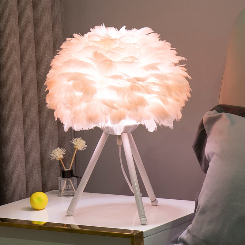 Elegant Bordlampe med Struds Fjer til Natbord