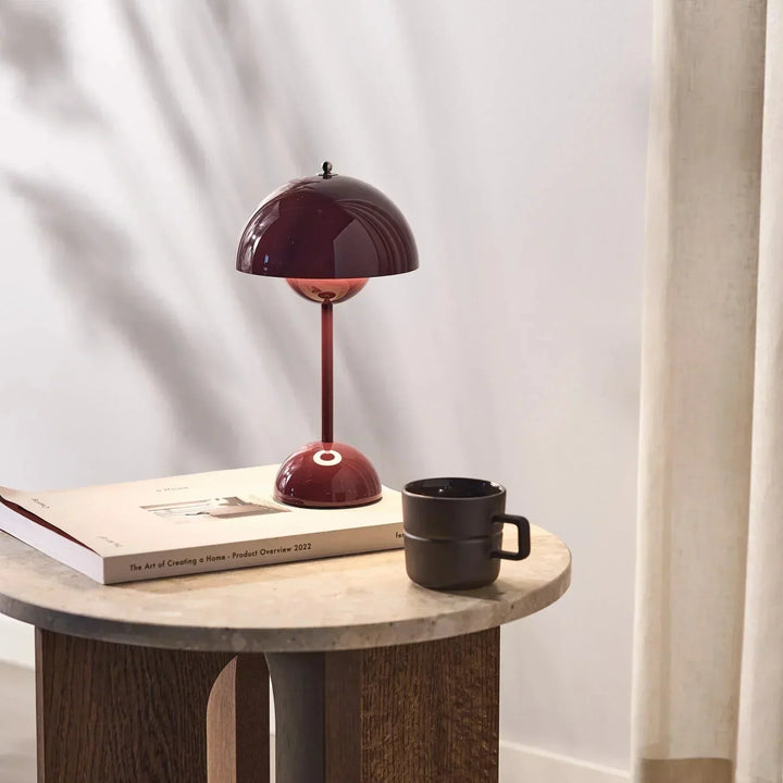 Minimalistisk Bordlampe i Metal med Varmt Lys