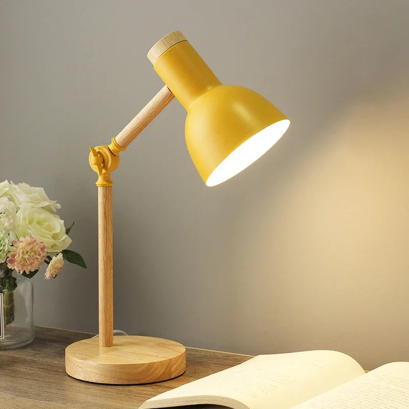Justerbar Træbordlampe i Nordisk Design med Aluminiumsskærm