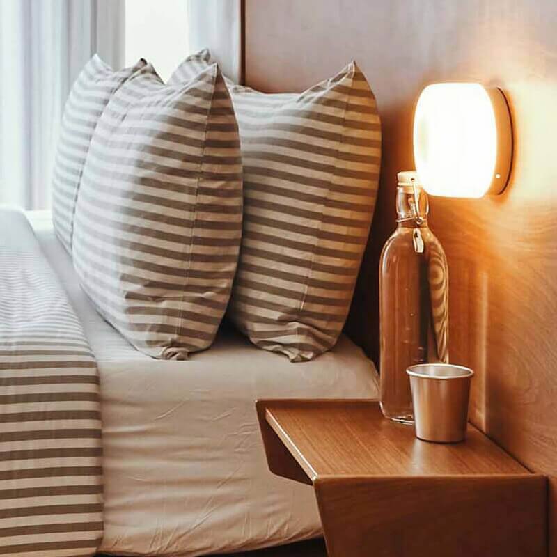 Ribbet Plexiglas Væglampe med Metalramme