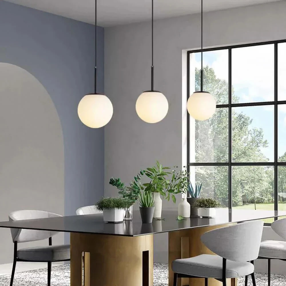 Mid-Century Modern Pendellampe med Frostet Glaskugle og Hvid Skærm