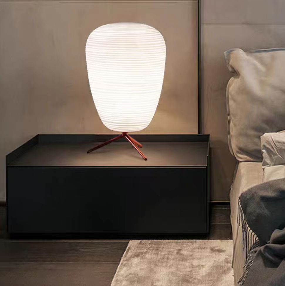 Japansk Inspireret Bordlampe med Frostet Glasdiffuser og Metalbund