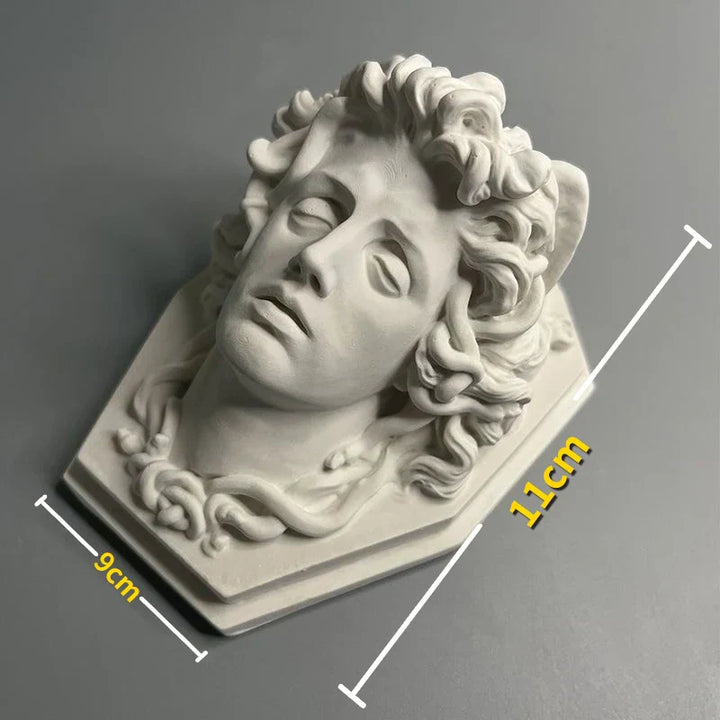Håndmalet Nordisk Gips Figur med Kunstnerisk Design