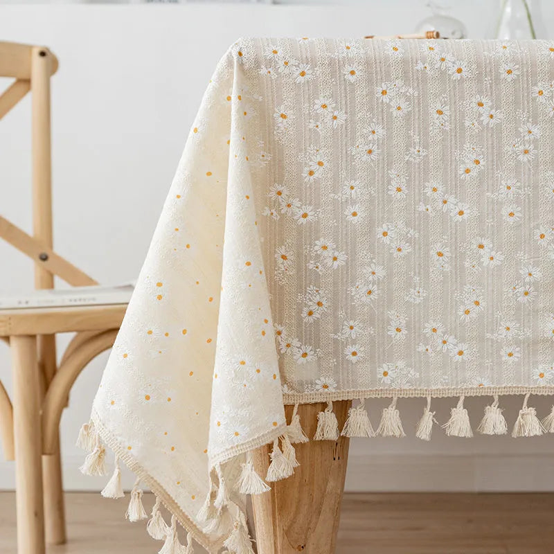 Cremefarvet Bomuldsdug med Broderede Margueritter og Frynser