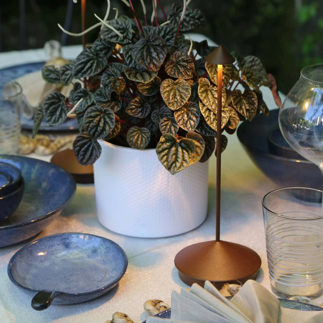 Genopladelig LED Bordlampe med Justerbar Lysstyrke og 360-graders Belysning