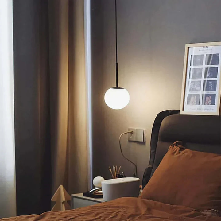 Mid-Century Modern Pendellampe med Frostet Glaskugle og Hvid Skærm