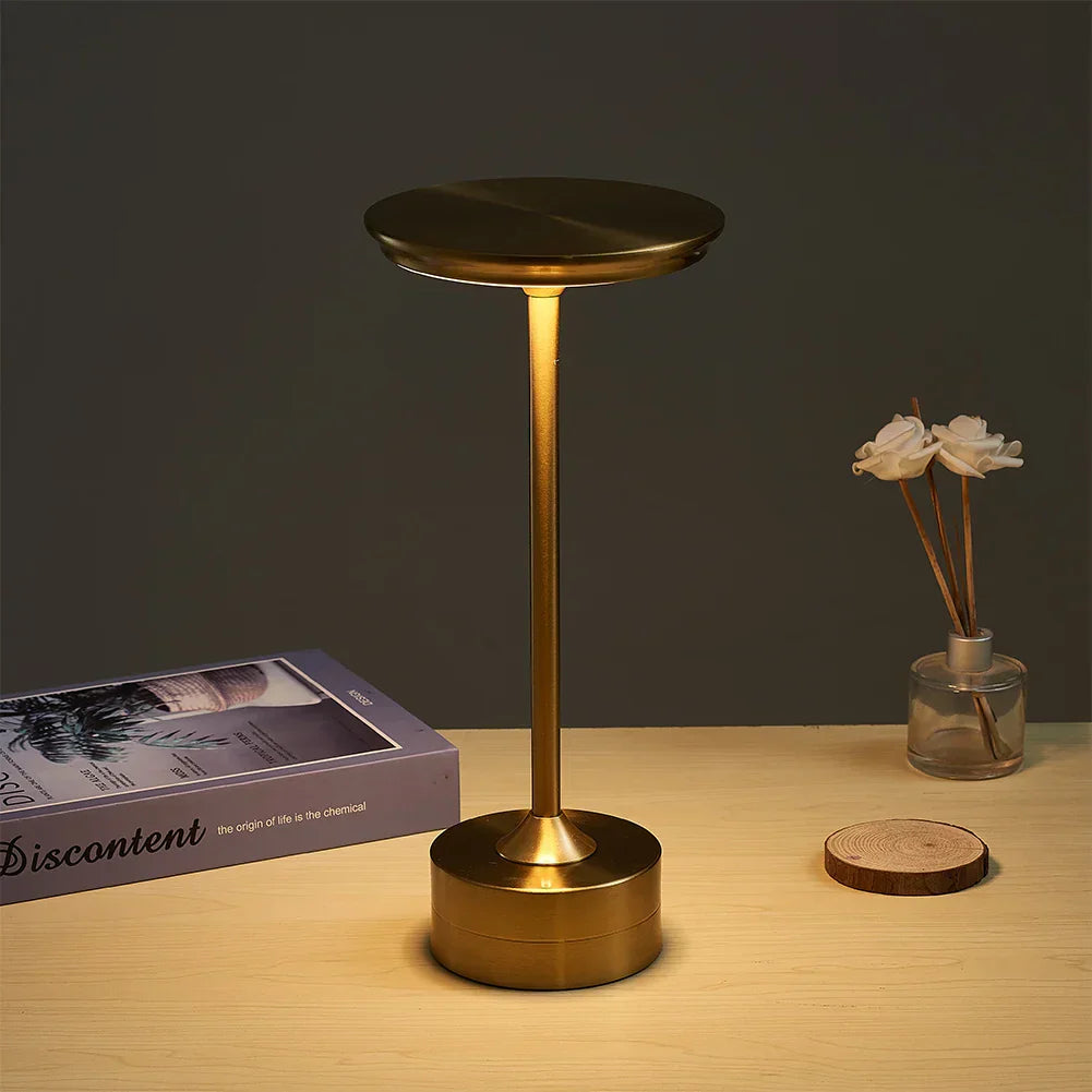 Chic LED Bordlampe i Sort, Guld eller Sølv