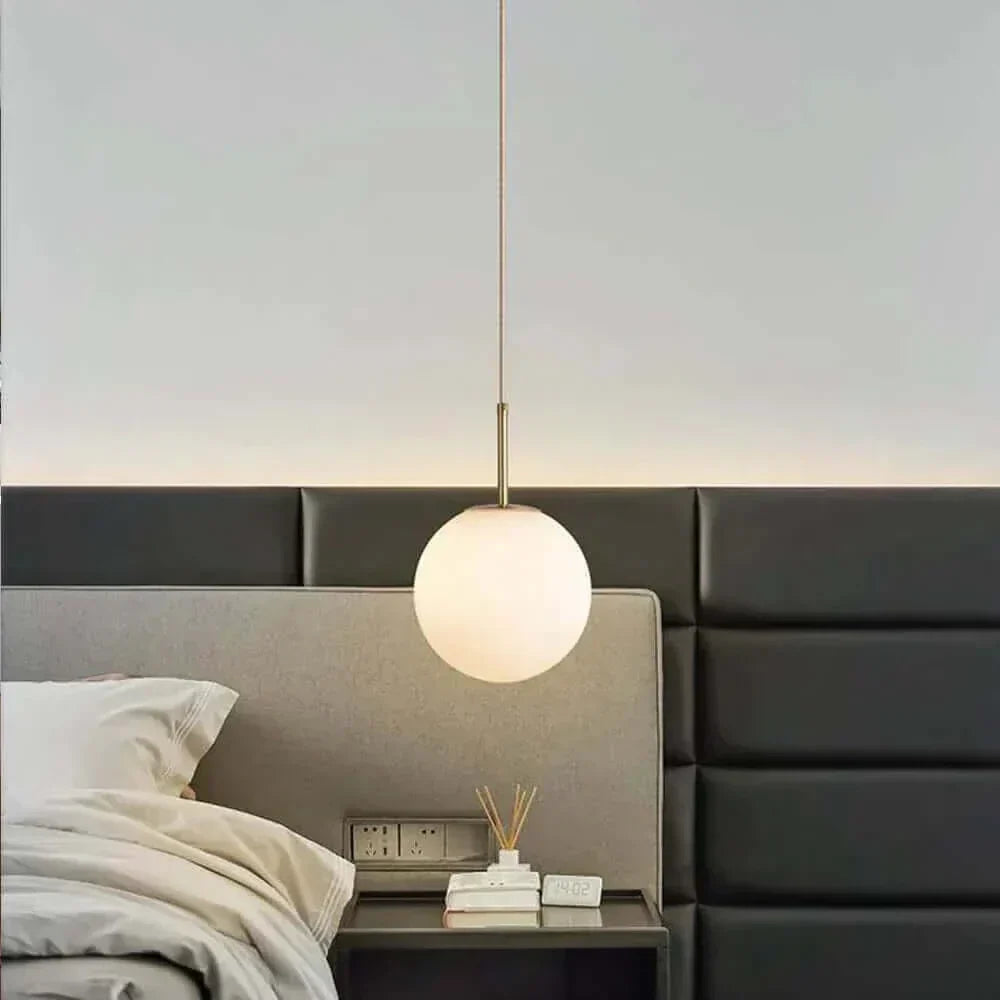 Mid-Century Modern Pendellampe med Frostet Glaskugle og Hvid Skærm