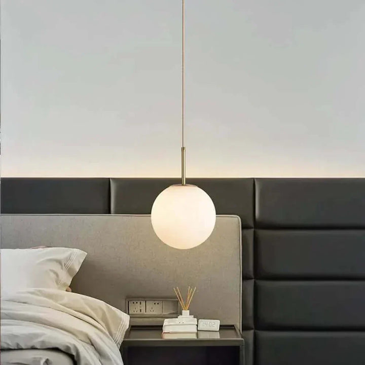 Mid-Century Modern Pendellampe med Frostet Glaskugle og Hvid Skærm