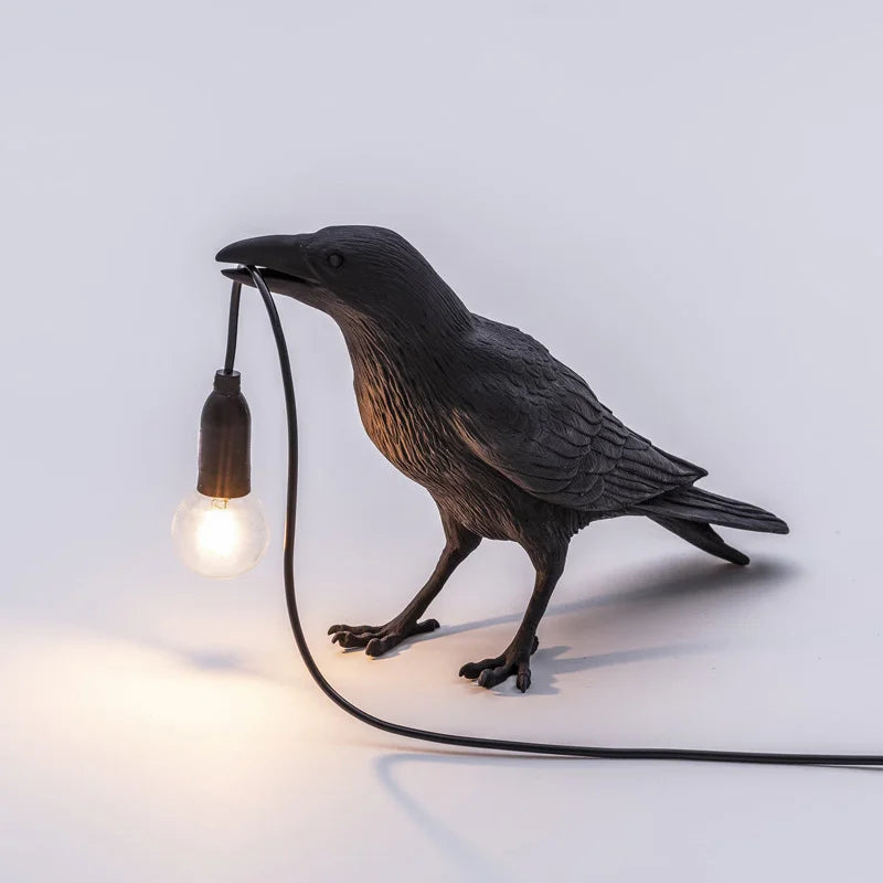Moderne Bordlampe med Harpiksfugl og LED-belysning
