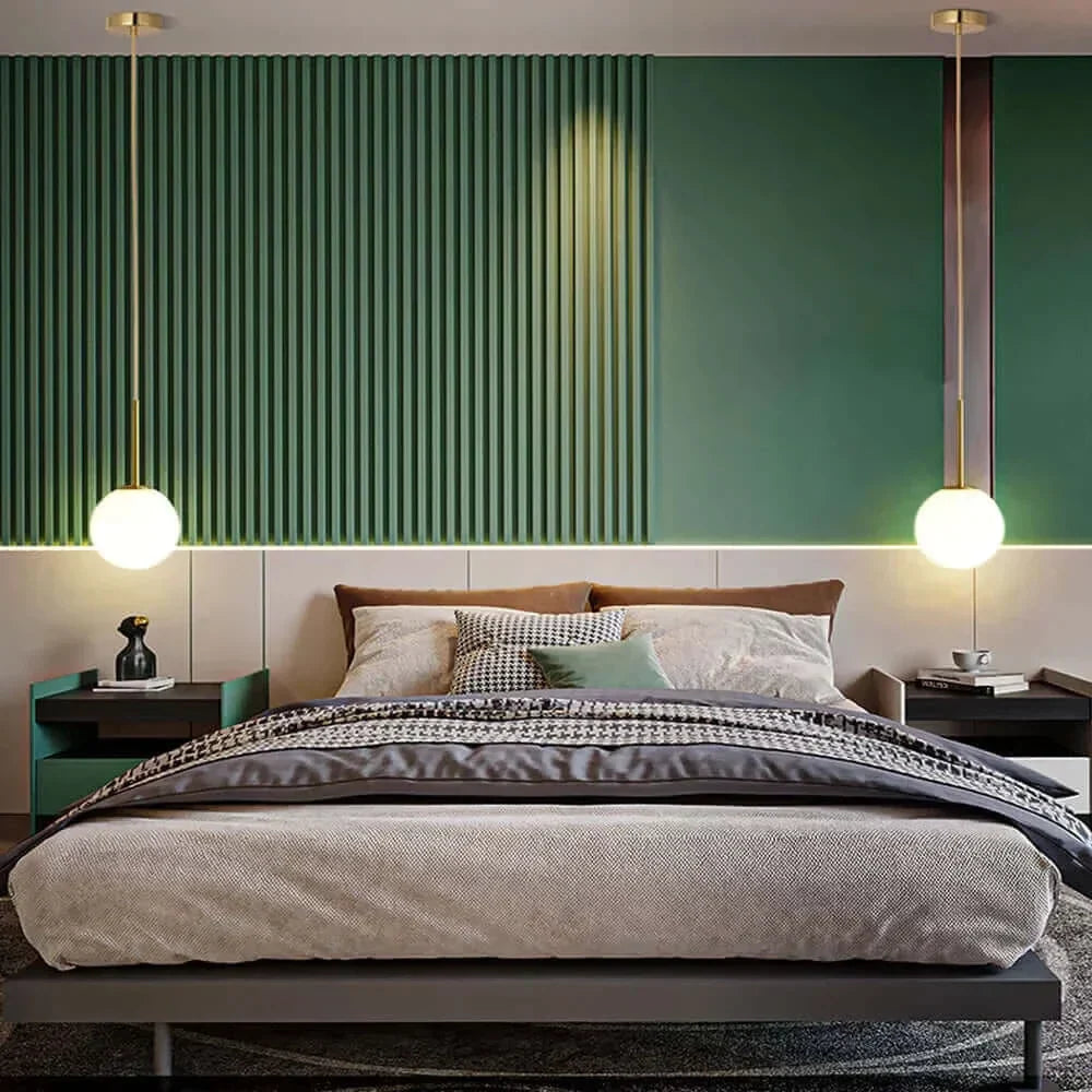 Mid-Century Modern Pendellampe med Frostet Glaskugle og Hvid Skærm