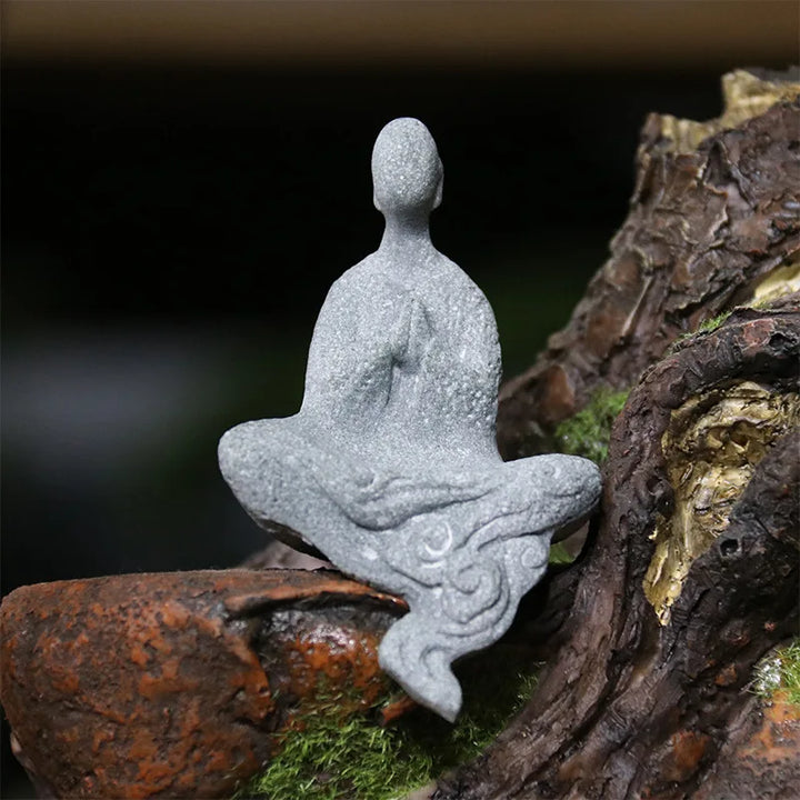 Lille Buddha Statue i Sandsten til Meditation og Zen Have
