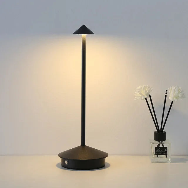 Genopladelig Touch LED Bordlampe i Aluminium med Dæmpbar Lysstyrke