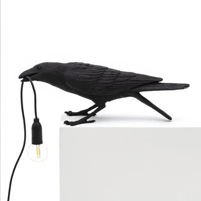 Moderne Bordlampe med Harpiksfugl og LED-belysning