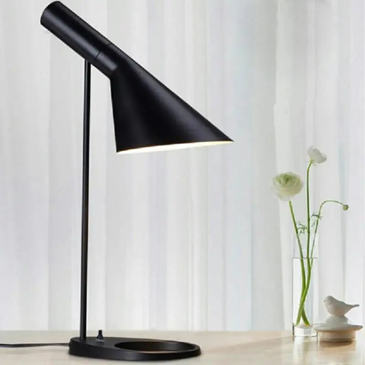 Moderne Metal Bordlampe med Chic Design