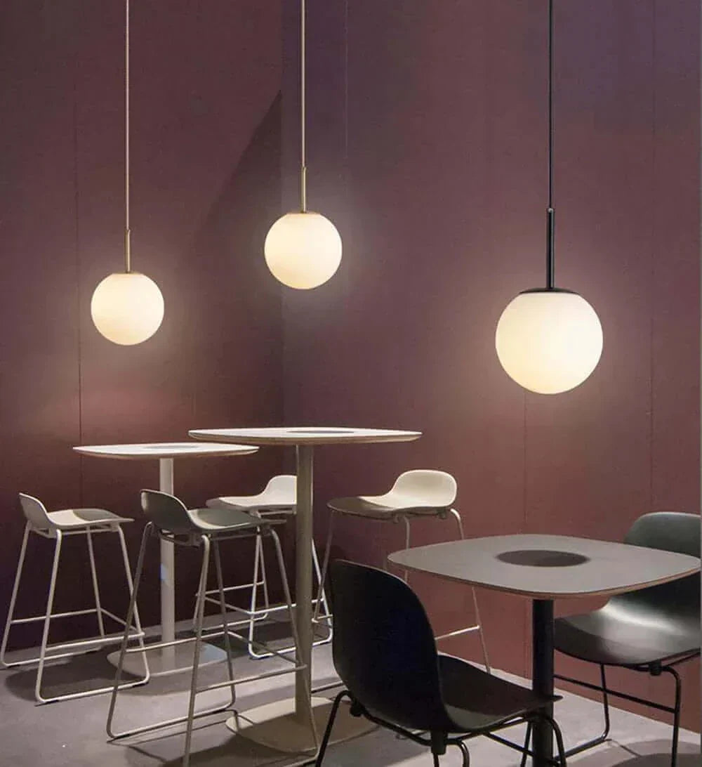Mid-Century Modern Pendellampe med Frostet Glaskugle og Hvid Skærm
