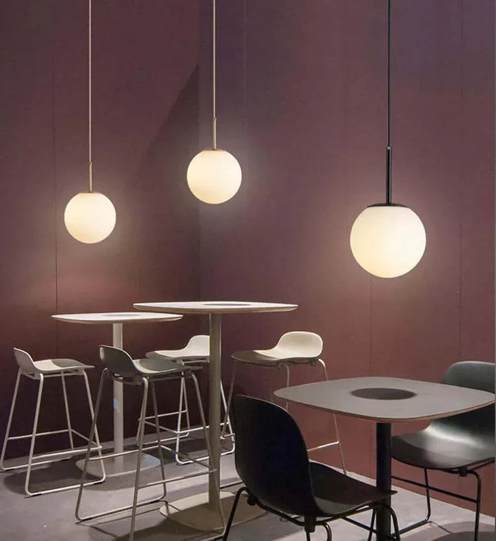 Mid-Century Modern Pendellampe med Frostet Glaskugle og Hvid Skærm