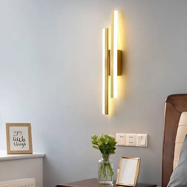Moderne Sort og Guld LED Væglampe med Justerbar Akrylskærm