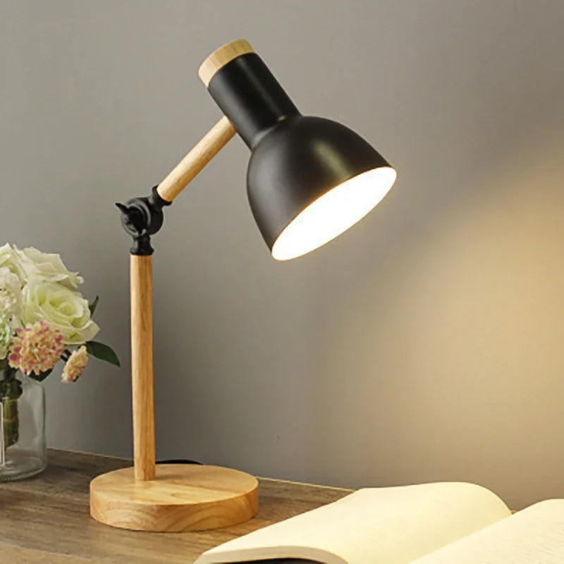 Justerbar Træbordlampe i Nordisk Design med Aluminiumsskærm